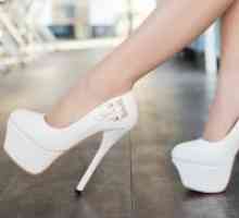Bijele cipele s visokom petom