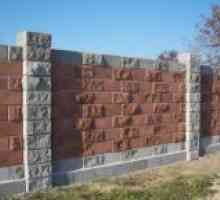 Blokovi za kamenom ogradom pod