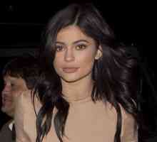 Kylie Jenner je otišao u šetnju u „suknja-string torbi”