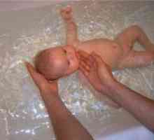 Kupanje novorođenče u velikoj kadi