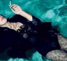 Monica Bellucci plivati ​​u bazenu u odjeći
