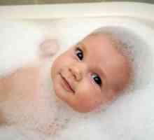 Prvo kupanje novorođenče: savjeti i videa