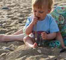 Dijete jede pijesak