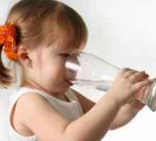 Dijete pije puno vode