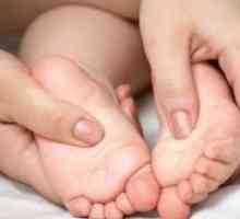 Dijete privlači u prstima na nogama