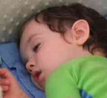 Beba spava s njegove oči poluotvorene
