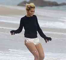 Rita Ora ogoljena prsa na jednoj od plaža u Malibuu