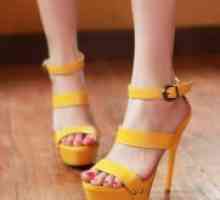 Od čega nositi žute sandale?