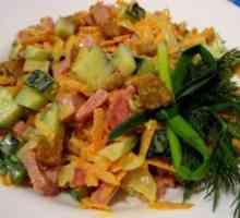 Salata s kobasicama i croutons