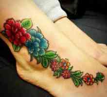 Tattoo cvijeće na nozi