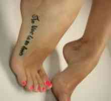 Tattoo slova na nozi