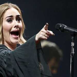 Adele opsuje 33 puta na koncertu u 90 minuta