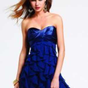 Nakit na plavoj haljini