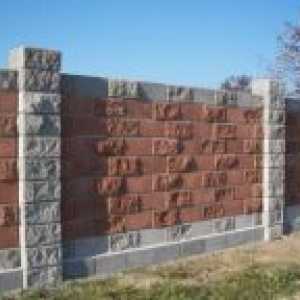 Blokovi za kamenom ogradom pod