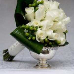 Svadbeni buket bijelih ruža