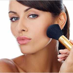 Nježni potezi dodati make-up, rumenilo ili poseban zahtjev za oblik lica