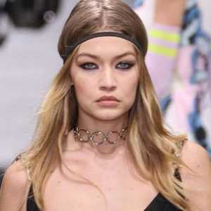 Gigi Hadid izložena bradavice na onečistiti Versace