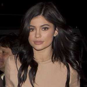 Kylie Jenner je otišao u šetnju u „suknja-string torbi”