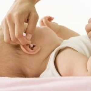 Kako očistiti uši novorođenče?