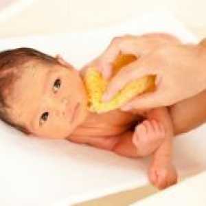 Kako okupati novorođene bebe prvi put?
