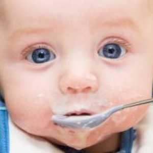 Kada uvesti čvrstu hranu bebe?