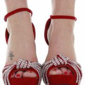 Crvena sandale s visokim petama