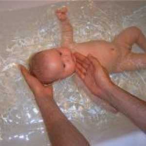 Kupanje novorođenče u velikoj kadi