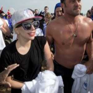 Lady Gaga i Taylor Kinney kupaju u ledenoj vodi