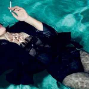 Monica Bellucci plivati ​​u bazenu u odjeći