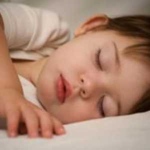 Zašto dijete škrgutati zubima u snu