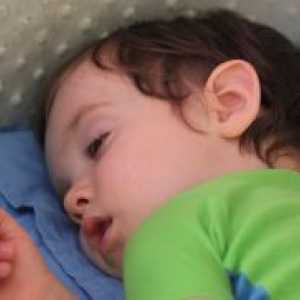 Zašto dijete spava s poluotvorenim očima?