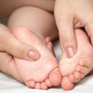 Dijete privlači u prstima na nogama