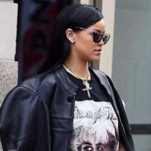 Rihanna je otišao u šetnju u traper čizmama