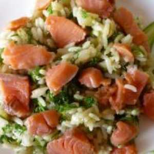 Salata uz rižu i ružičasta lososa