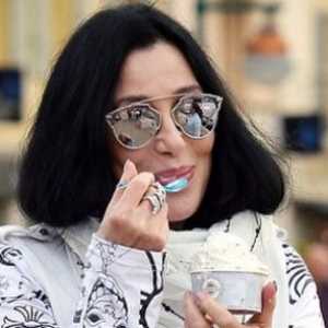 Cher se pojavila u javnosti nakon što je informacija o njenom smrtonosne bolesti