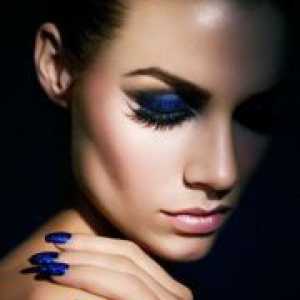 Večernji make-up u plavoj haljini